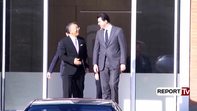 Report TV - Dy ditë pas protestës së opozitës , ambasadori Lu takim me Bashën në selinë e PD