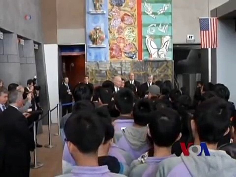 拜登敦促中国学生要敢于质疑权威