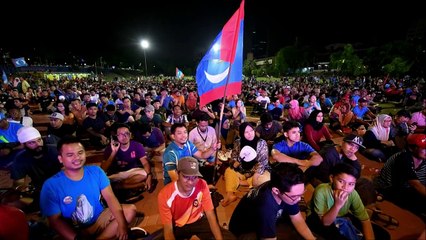 Celebrations as Malaysia's Mahathir wins shock election victory