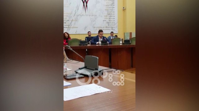 Ora News- Byroja e Kuvendit përjashton me 10 ditë 7 deputetët e opozitës, 5 ditë deputetin e PS