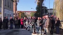 Ora News - Fier, 200 naftëtarë protestojnë në hyrje të uzinës për pagat