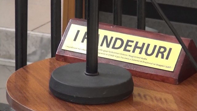 Ora News- Elbasan, atentat ndaj fisit Çapja, pas ngjarjes gjendet BMW-ja e djegur