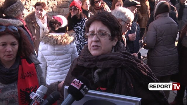 Report TV - Besimtarët ortodoks protestojnë para kishës në Permet