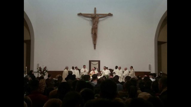 Ora News - Gëzuar Krishtlindjen! Besimtarët festojnë lindjen e Krishtit