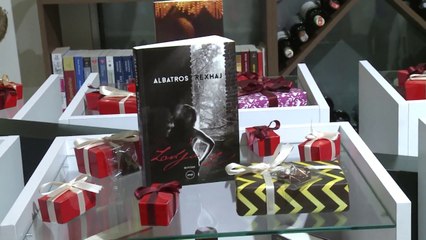 Albatros Rexhaj takohet në gjakovë me adhurues të librave të tij - Lajme