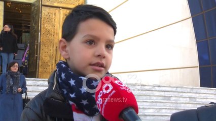 Ora News - Fëmijët urojnë Krishtlindjen