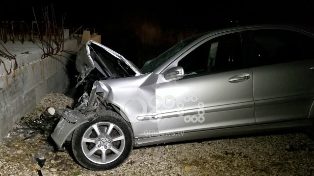 Ora News - Fier, makina del nga rruga dhe përplaset me mbikalimin, humb jetën 26-vjeçari