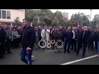 Ora News-  Fier, naftëtarët protestojnë para Prefekturës, përplasje me kreun e Sindikatës