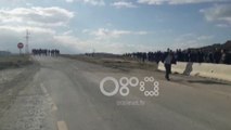 Ora News-  Naftëtarët e Fierit nisen në këmbë drejt Tiranës, kërkojnë pagën e prambetur