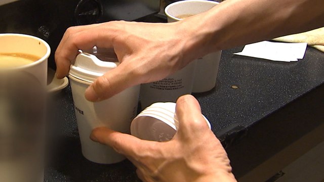 일회용 커피 컵에 보증금 제도 도입...회수율 높인다 / YTN