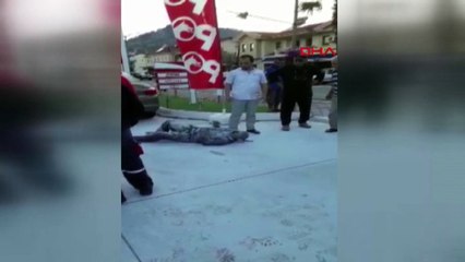 Üzerine benzin döküp, kendisini ateşe verdi