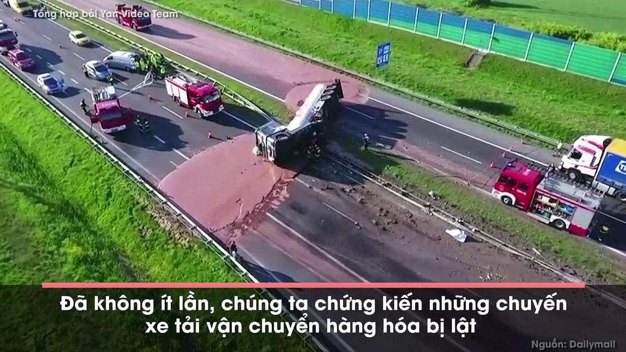 Xe tải vận chuyển sô-cô-la bị lật giữa đường, một cảnh tượng “xưa nay chưa từng có”