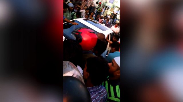 மது போதையில் காரை ஓட்டி பைக் மீது மோதி விபத்தை ஏற்படுத்திய மாணவர்கள்- வீடியோ