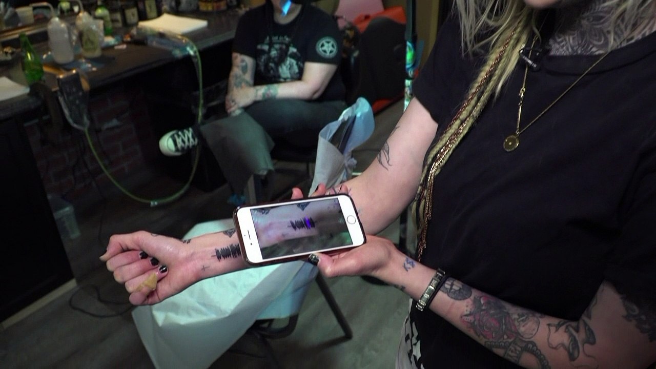 Neuer Tattoo-Trend: Tinte, die spricht