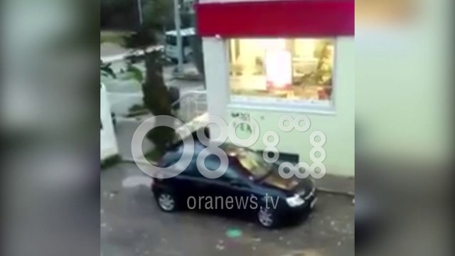 Ora News - Pamje nga momenti i grabitjes së bankës në Laç, 100 metra larg komisariatit