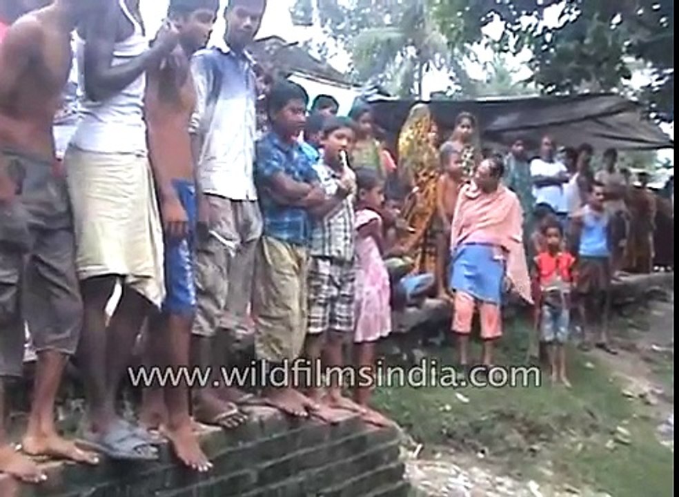 Woman whips up broom at man in West Bengal