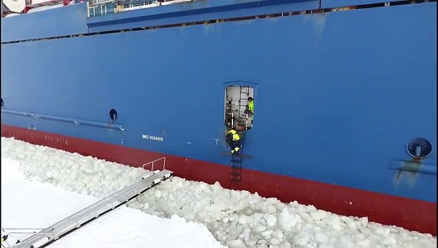 Comment monter à bord d'un bateau en marche dans le grand Nord