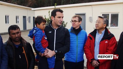 Report TV - Donald Lu krah Veliajt, dhurohen 60 shtëpi portative për komunitetin rom në Lanabregas