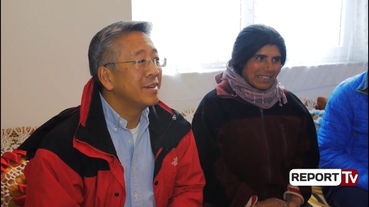 Report TV - Donald Lu krah Veliajt, dhurohen 60 shtëpi portative për komunitetin rom në Lanabregas