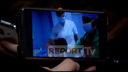 Report TV - Vjen në jetë Lael, fëmija i parë i vitit 2018