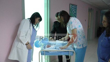 Report TV - Vjen në jetë Lael, fëmija i parë i vitit 2018