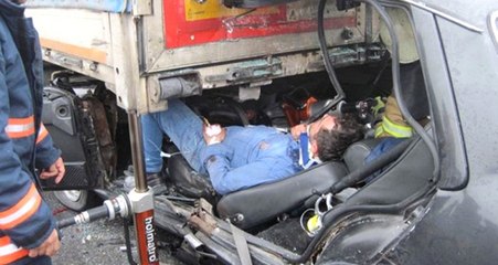 TIR'ın Altında Kalıp Hurdaya Dönen Otomobilden Sağ Çıktı