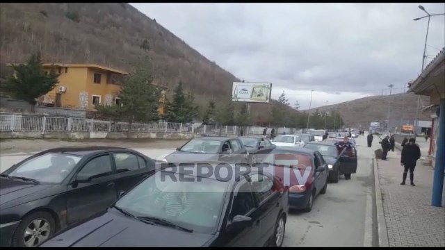 Rradhë e gjatë në doganën e Kapshticës, qytetarët: Është prishur sistemi, autoritetet: Fluks
