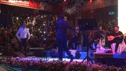 İbrahim Erkal hayranı vatandaş, sanatçının ölüm yıl dönümünde kır pidesi dağıttı