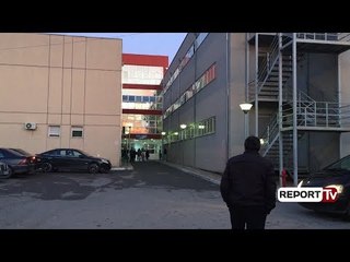 Download Video: Report TV - Elbasan, përplaset nga makina 60 vjeçari ndërron jetë në spital