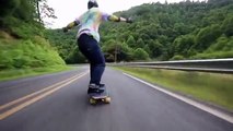 Il chute pendant une descente en longboard