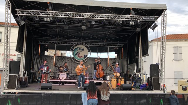 Des milliers de personnes ont assisté à la fête de la sardine mercredi soir