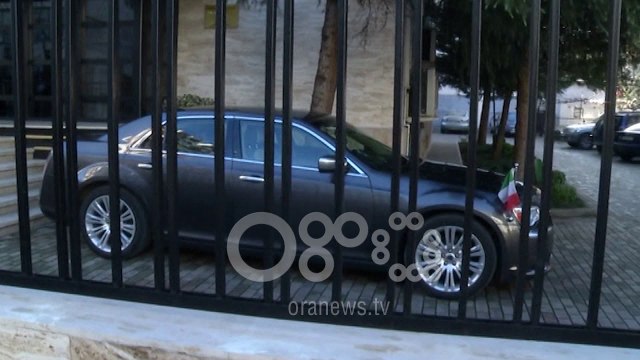 Ora News - Hetimet për goditjen e grupeve kriminale, Arta Marku takon ambasadorin italian