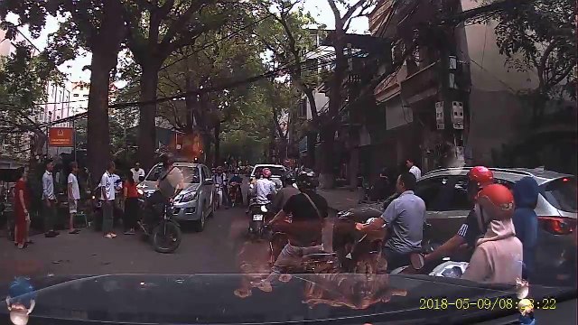 thanh niên Tây chặn đầu, đấm vỡ kính ô tô bán tải đi ngược chiều ở Hà NộI