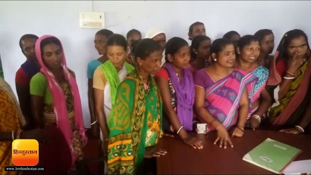 महिलाओं को सिखाया जा रहा, कैसे महुआ से बनाएं लड्डू व अचार