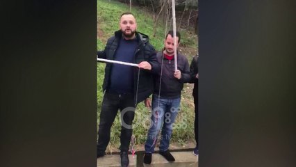 Ora News - Të rinjtë e FRPD presin Ramën me 'peshq' në duar