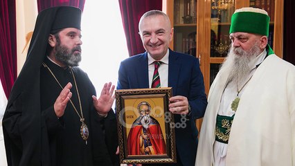 Ora News -   Prifti bekon presidentin Meta në ditën e Ujit të Bekuar