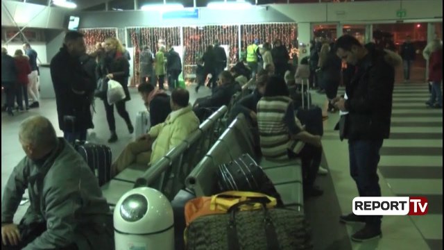 Report TV - Durrës, fluks në pikën kufitare nisen 4 tragete, 6 mijë udhëtarë e 2200 mjete