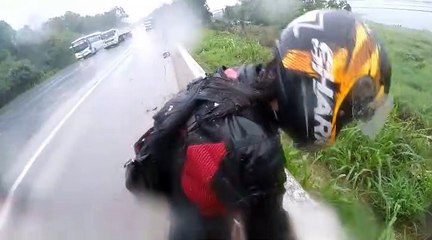 Download Video: Ce motard héroique sauve sa copine dans sa chute