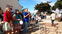 Populares, amigos  e familiares enchem bolas brancas no Cemitério São José, em Linhares, onde os irmãos serão enterrados, nesta quinta-feira (10)