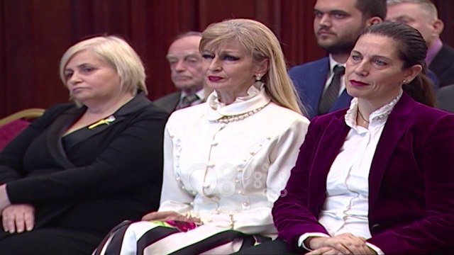 Ora News - Presidenti Meta vlerëson me Nderi i Kombit dy mjeshtrit e valles popullore