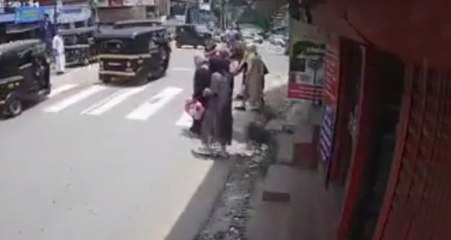 Karşıdan Karşıya Geçen Kadına Boğa Çarptı