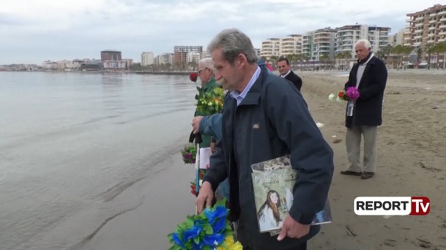 Report TV - Vlorë, familjarët përkujtojnë viktimat e tragjedisë së 9 Janarit, duam drejtësi