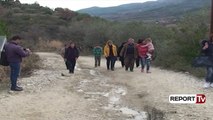 Report TV - Berat, rruga e prishur izolon 400 familje,  ecin me këmbë për të shkuar në qytet