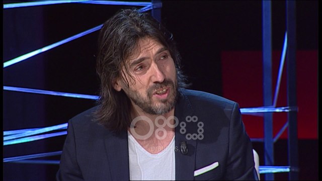 Ora News - Hoxholli: Nëse fetë do të heqin dorë, të ikurit nga Shqipëria do jenë me mijëra