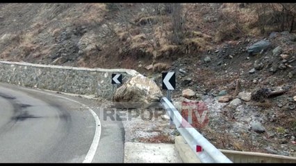 Descargar video: Report TV - Rrëshqitje gurësh e dherash në aksin Kukës-Shishtavec, vështirësi kalimi