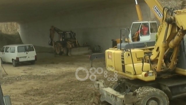 Ora News - Rrëshqitje masive gurësh e dherash në aksin rrugor Pogradec-Lin