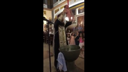 Bebeği Vaftiz Ederken Suya Daldırmayı Abartan Din Adamı