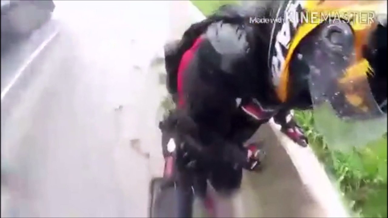 Le superbe réflexe de ce motard qui sauve sa femme après une chute sur une route mouillée
