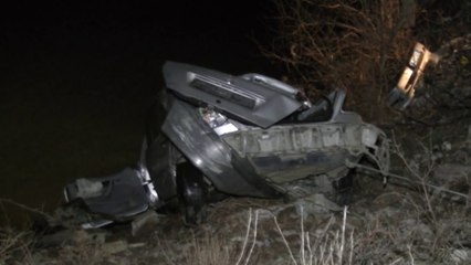 Makina del nga rruga dhe perfundon ne lume