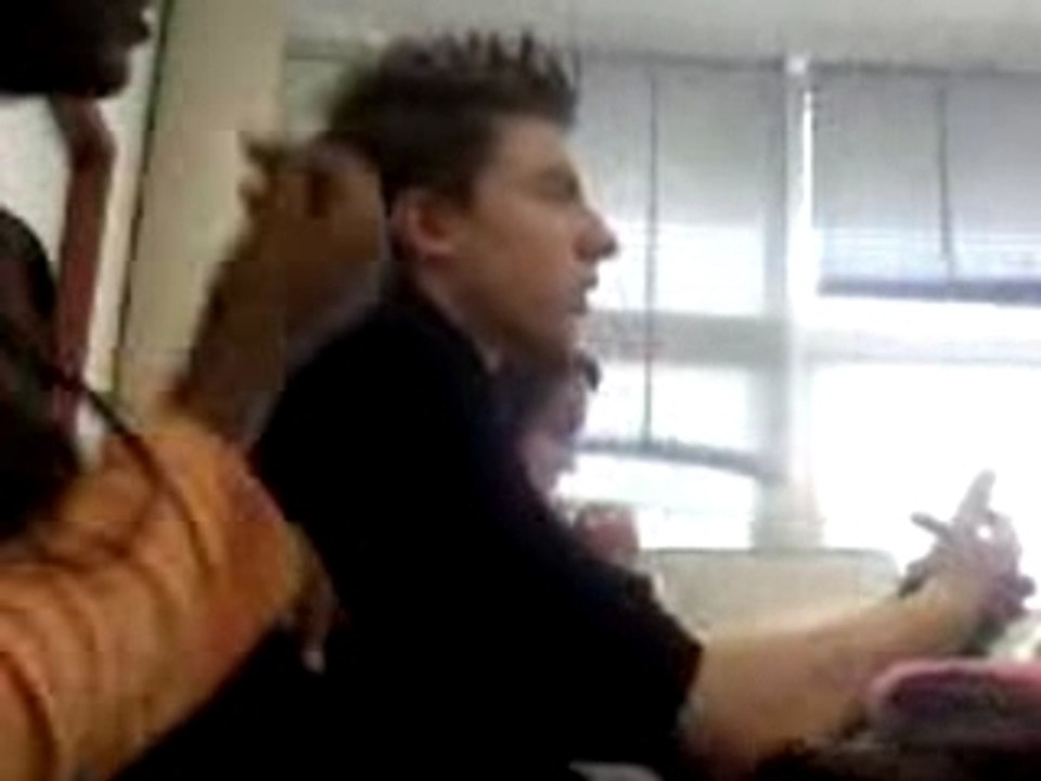 brenda se met du gloss et kiss viko2